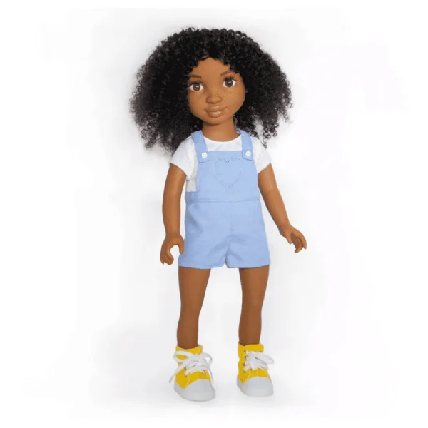 Muñeca con cabello rizado y ropa casual